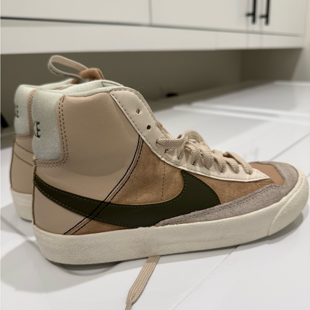 Nike Blazer Mid ’77 (Kids) in a Tan/Olive/Sail Size 4.5